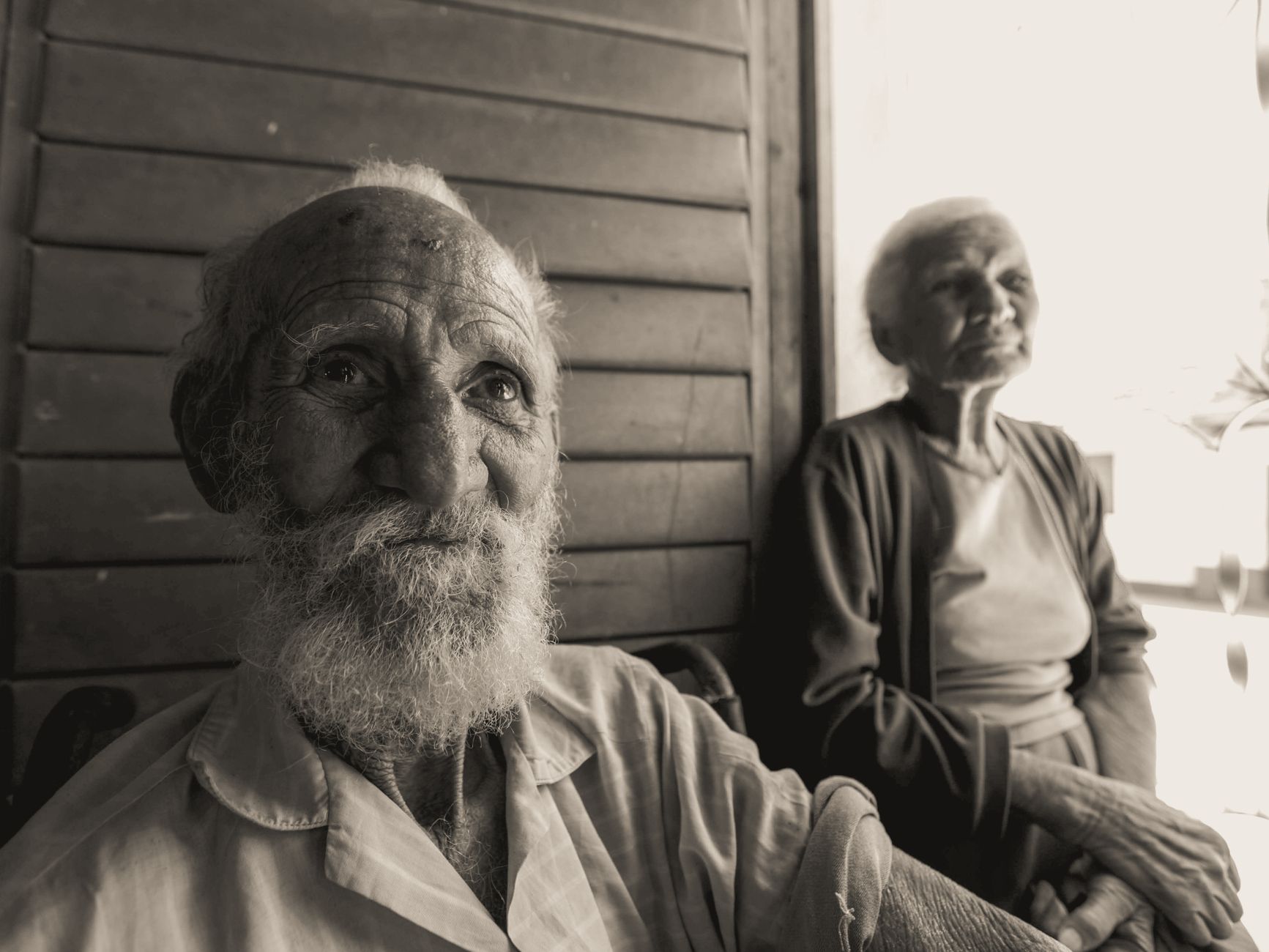 O tempo passa para todo mundo, mas o envelhecimento não acontece da mesma maneira e hábitos mantidos durante anos podem fazer uma pessoa envelhecer de forma muito diferente de outra que tem exatamente a mesma idade 2 Casal de idosos sentado junto, capturando um momento de contentamento e companheirismo.