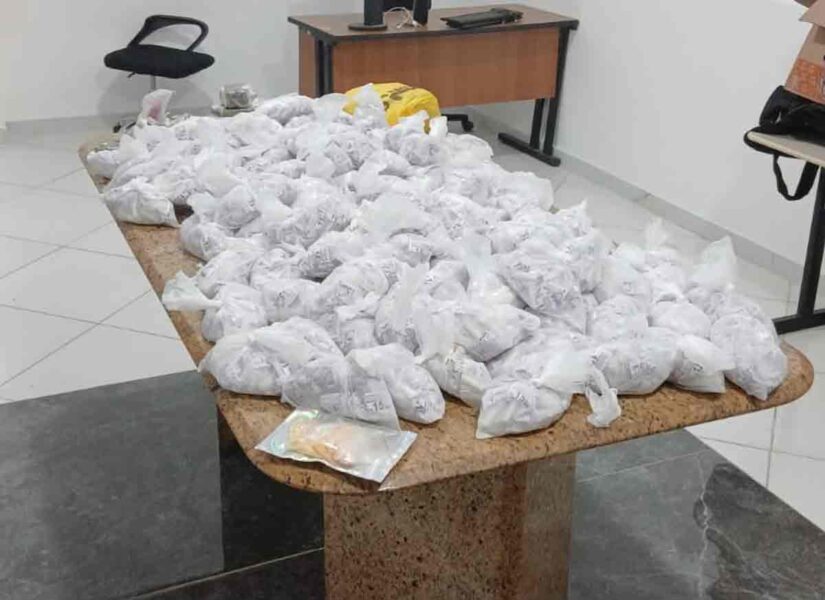 Homem é preso com mais de 6 mil pinos de cocaína após perseguição policial em Leopoldina 9 homem