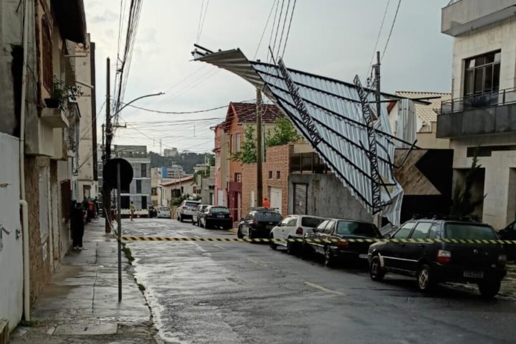 Com ventos de quase 90 km/h, chuva deixa 1.200 clientes sem energia e causa queda de árvores em Juiz de Fora 1 ocorrencias chuva