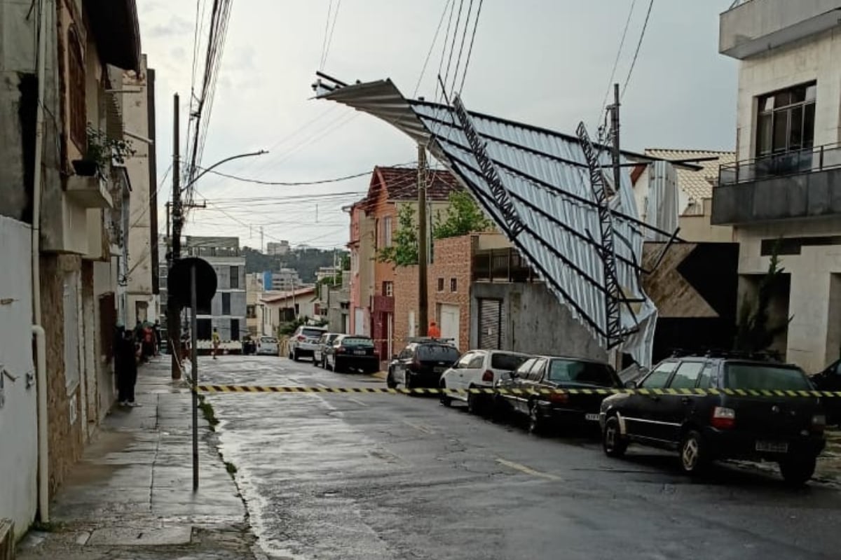 Com ventos de quase 90 km/h, chuva deixa 1.200 clientes sem energia e causa queda de árvores em Juiz de Fora