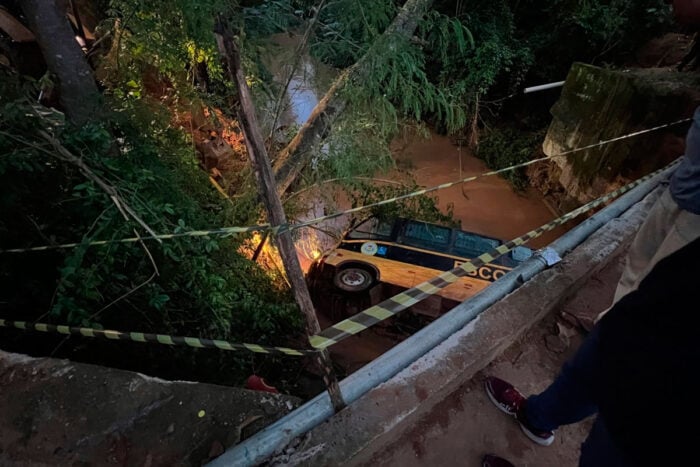 Micro-ônibus escolar cai em rio após falha nos freios na Zona da Mata 3 onibus cipotanea foto reproducao Barbacena Online