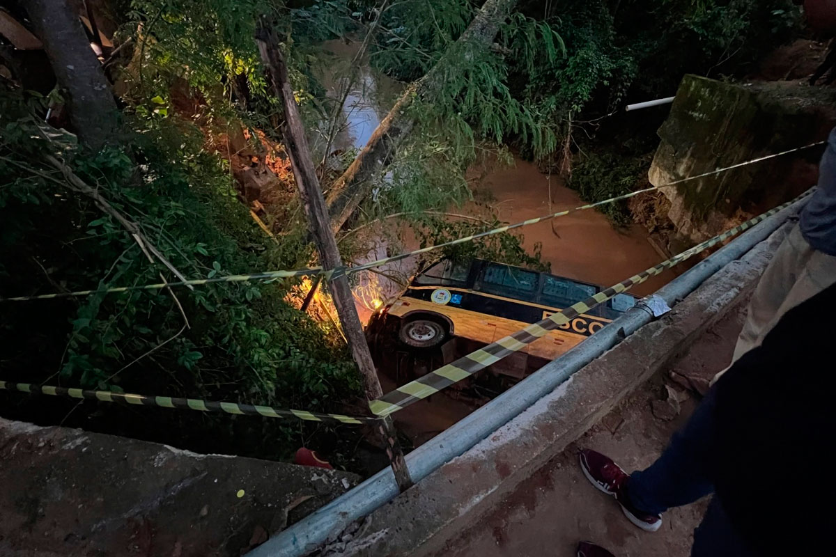Micro-ônibus escolar cai em rio após falha nos freios na Zona da Mata