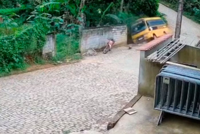 Micro-ônibus escolar cai em rio após falha nos freios na Zona da Mata 2 onibus cipotanea foto reproducao redes sociais