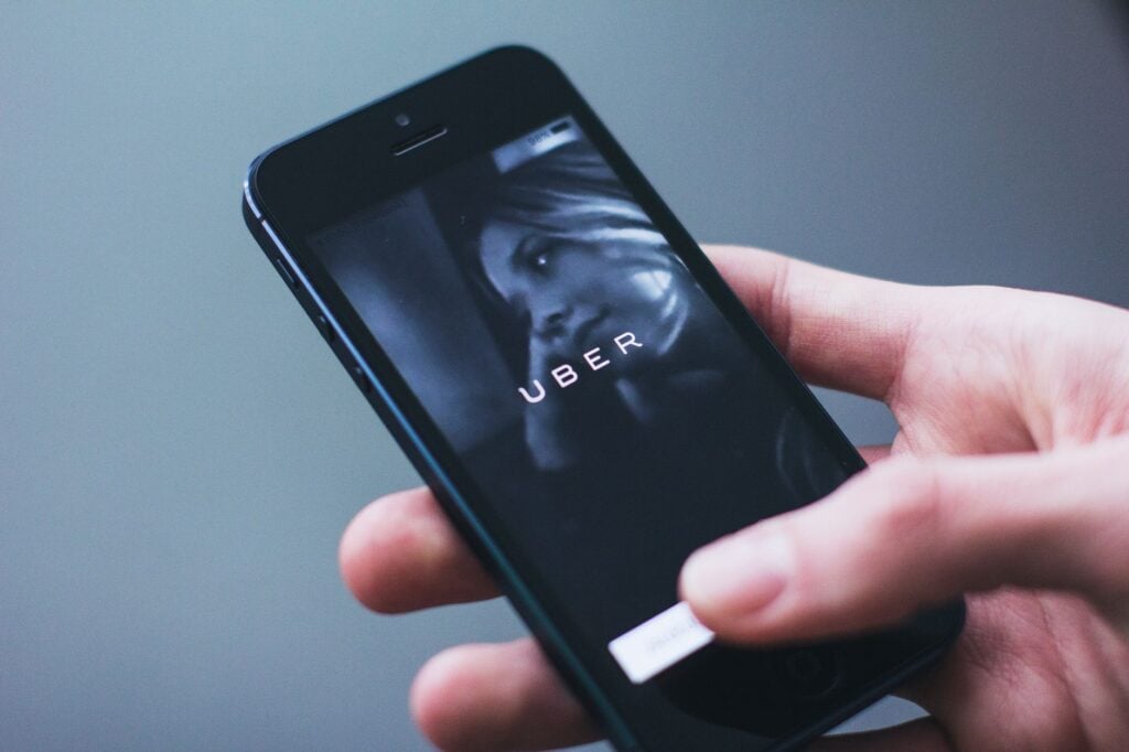 Passageira deixou celular de R$ 2.019 dentro de um carro durante uma viagem e não conseguiu recuperar o aparelho, após recorrer à Justiça, Uber foi condenada a pagar cerca de R$ 7 mil