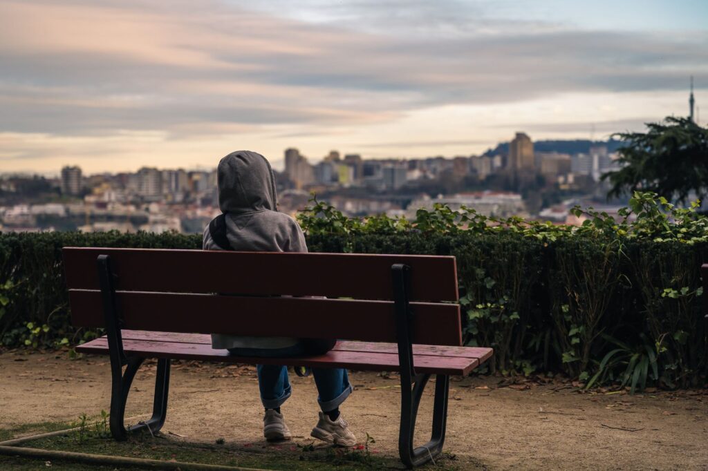 Pessoas que vivem solitárias podem perder quase seis anos de vida saudável, aponta estudo