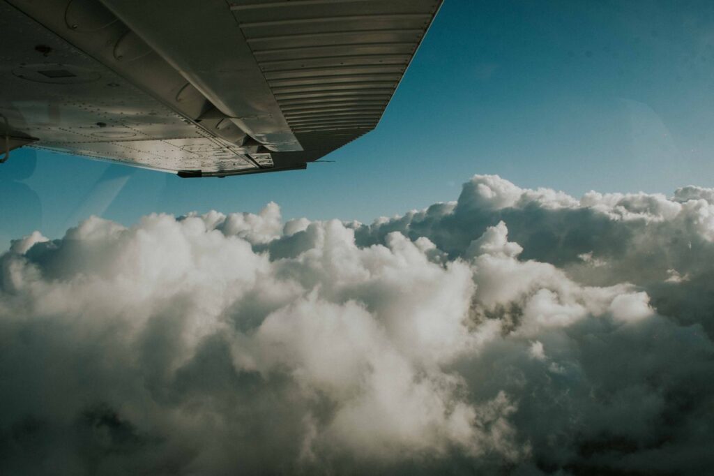 Mulher de 99 anos sobe na asa de um avião em movimento, realiza manobras no ar e bate recorde mundial