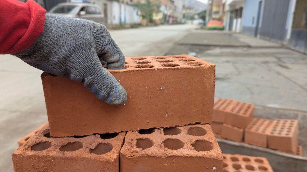 Homem achou que poderia deixar restos de uma obra na calçada, mas agentes chegaram no momento do descarte e a conta pela infração chegou a R$ 10 mil