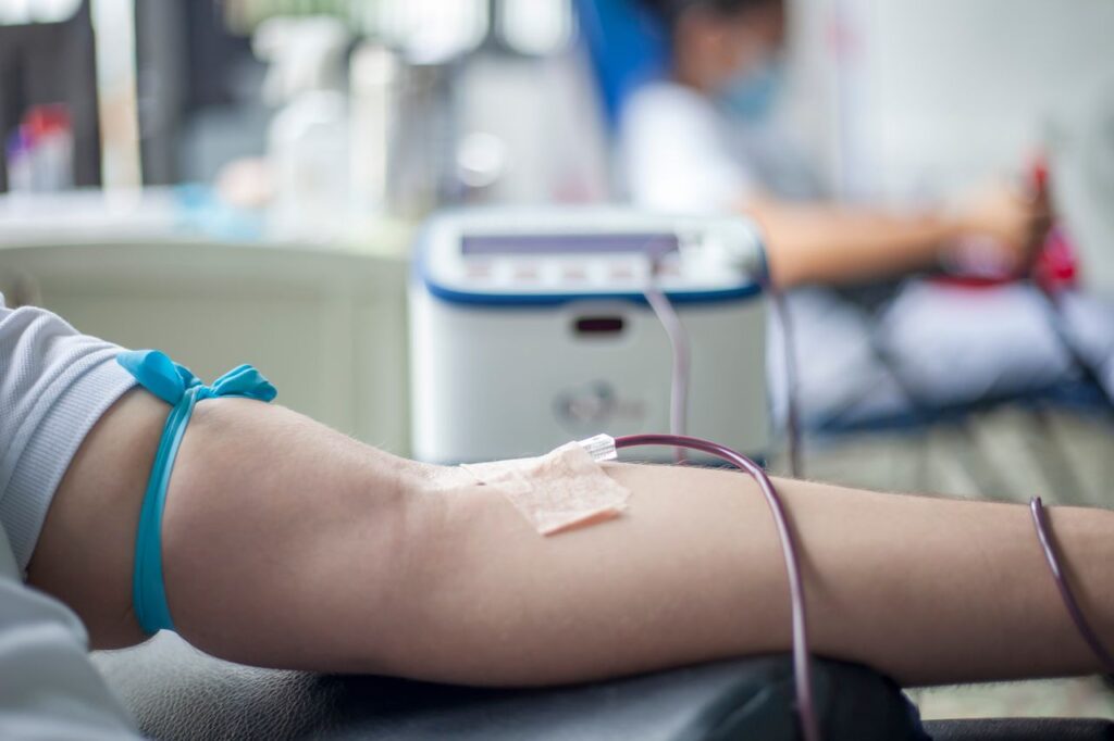 Novas regras para doação de sangue entram em vigor e brasileiros que fizeram tatuagem, botox ou outros procedimentos podem voltar a doar muito antes do que imaginavam