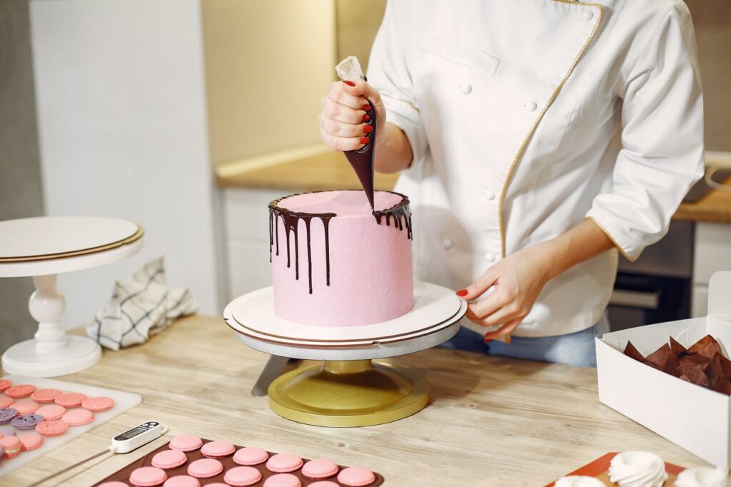 Sem emprego e precisando colocar dinheiro em casa, ela começou a vender doces feitos na cozinha da mãe, recusou novas oportunidades de trabalho e seis anos depois sua confeitaria produz cerca de 4 mil unidades por mês