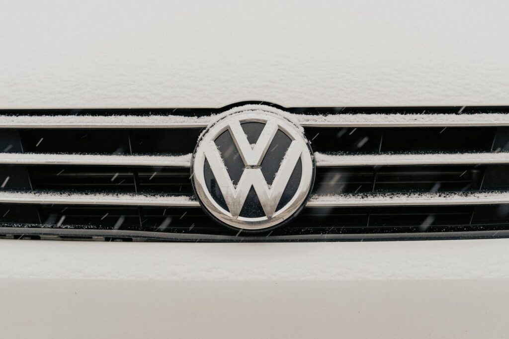 Volkswagen faz alerta para motoristas que têm carro da marca na garagem após falha que pode comprometer o controle da direção