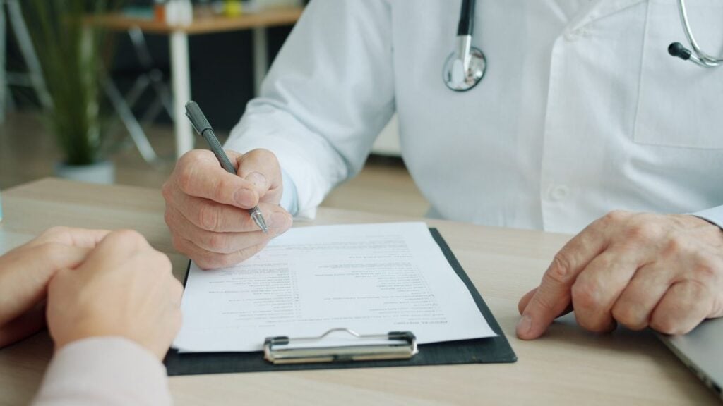 Mudanças nas regras de atestados médicos acendem alerta: saber quando apresentar o documento, quais informações incluir e se é necessária perícia pode evitar problemas na justificativa
