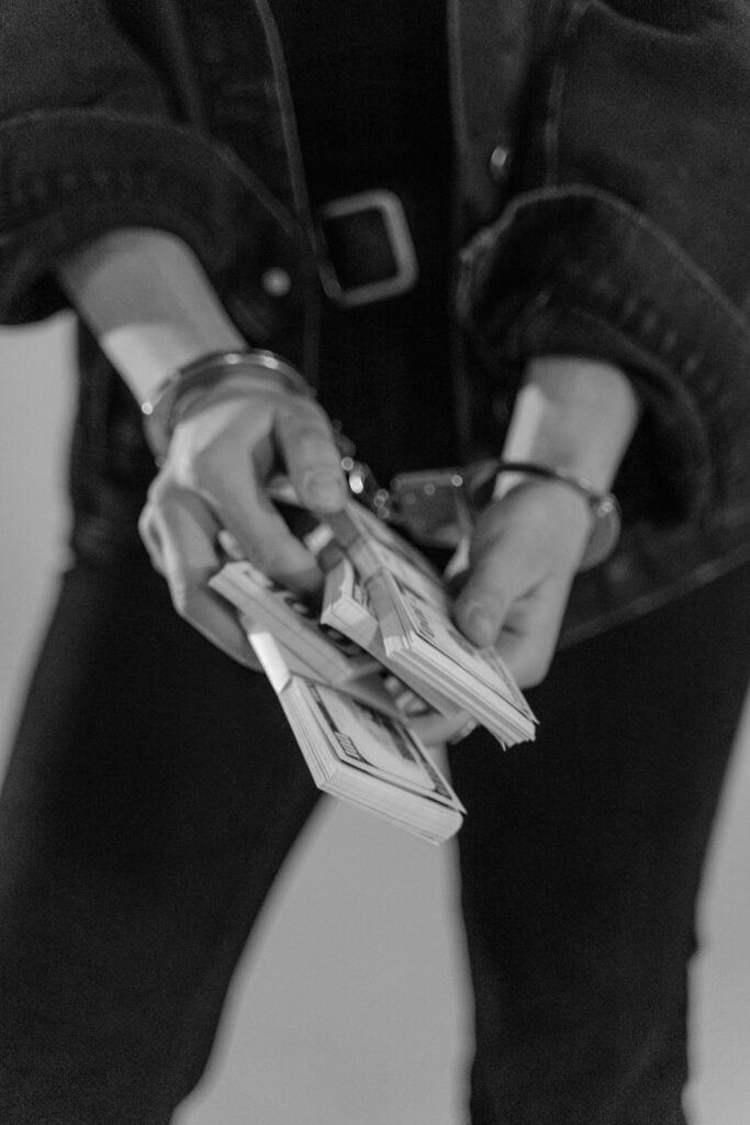 Para conseguir R$ 3.500 da própria mãe, mulher simulou um sequestro, enviou mensagens dizendo estar nas mãos de criminosos armados e até envolveu a filha de 7 anos na história: enquanto a família temia o pior, ela estava hospedada na casa de um amigo e acabou condenada pela Justiça
