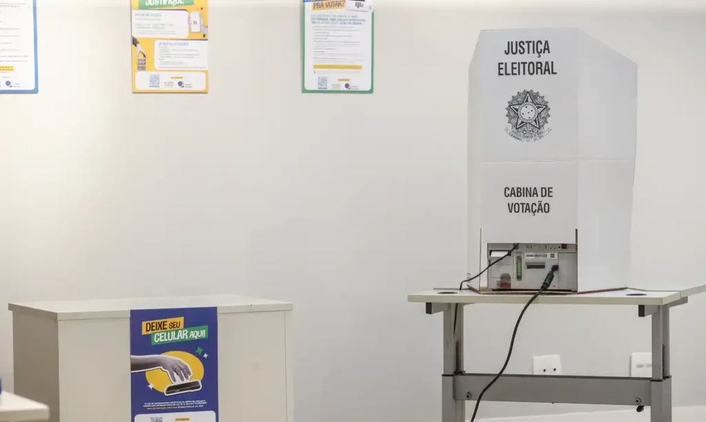 Aos 106 anos, eleitora que nasceu antes da criação da Justiça Eleitoral se prepara para votar neste domingo e acompanhar mais uma eleição no Brasil