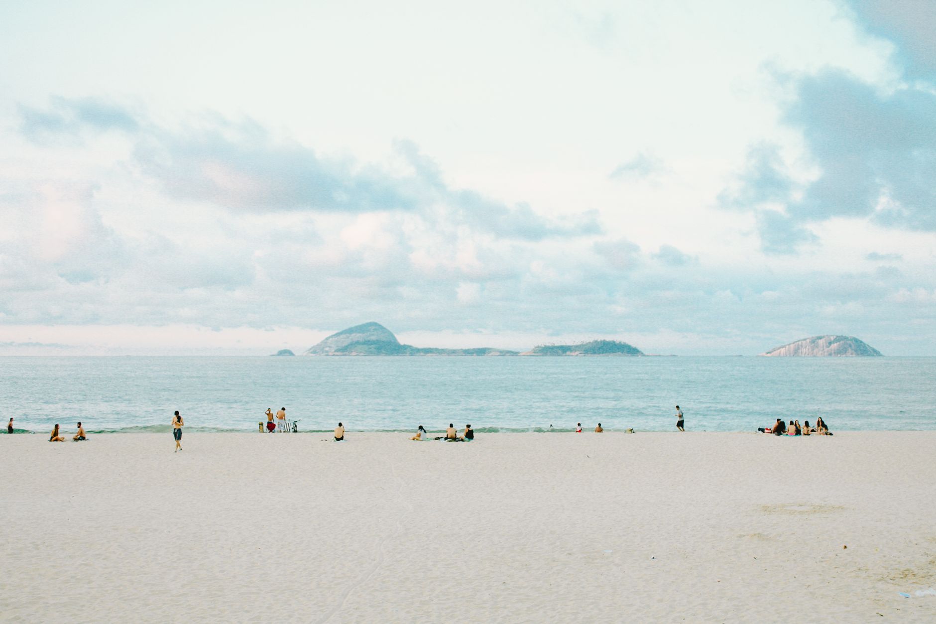 Praias famosas, paisagens conhecidas no mundo inteiro e grandes eventos ajudaram uma cidade brasileira a conquistar dois títulos continentais, e o resultado reforça sua posição entre os destinos mais procurados da região 1 Cena de praia serena com pessoas relaxando na areia no Rio de Janeiro, Brasil.