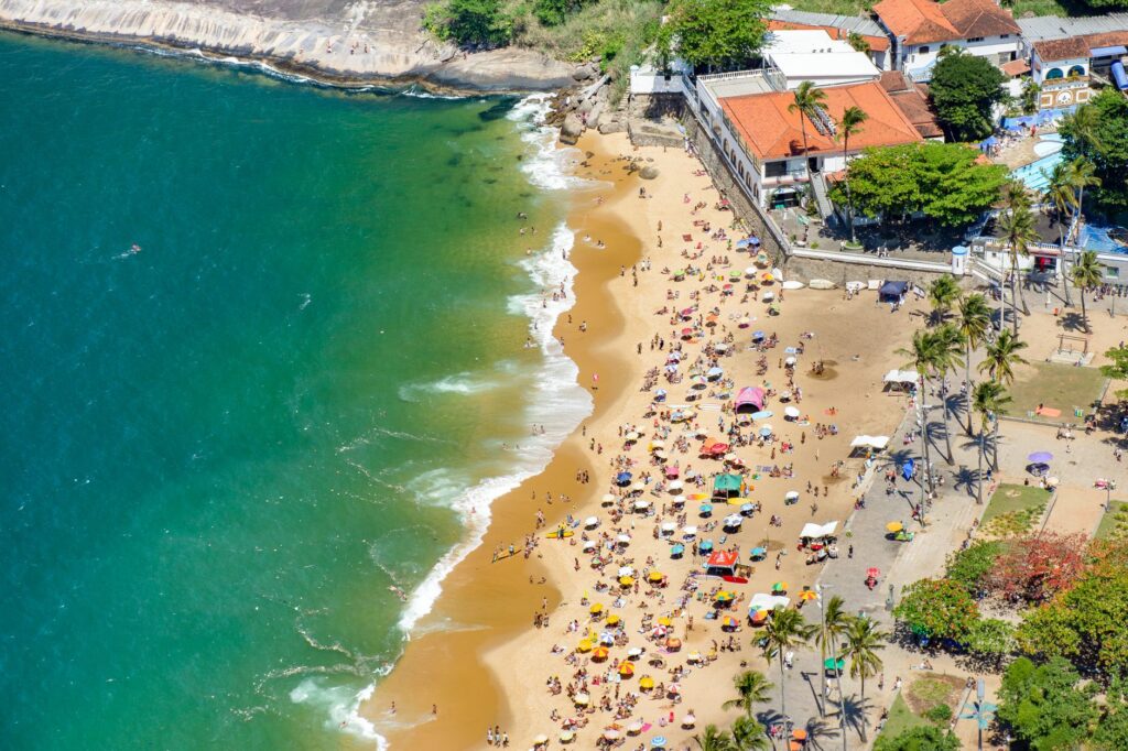 Praias famosas, paisagens conhecidas no mundo inteiro e grandes eventos ajudaram uma cidade brasileira a conquistar dois títulos continentais, e o resultado reforça sua posição entre os destinos mais procurados da região