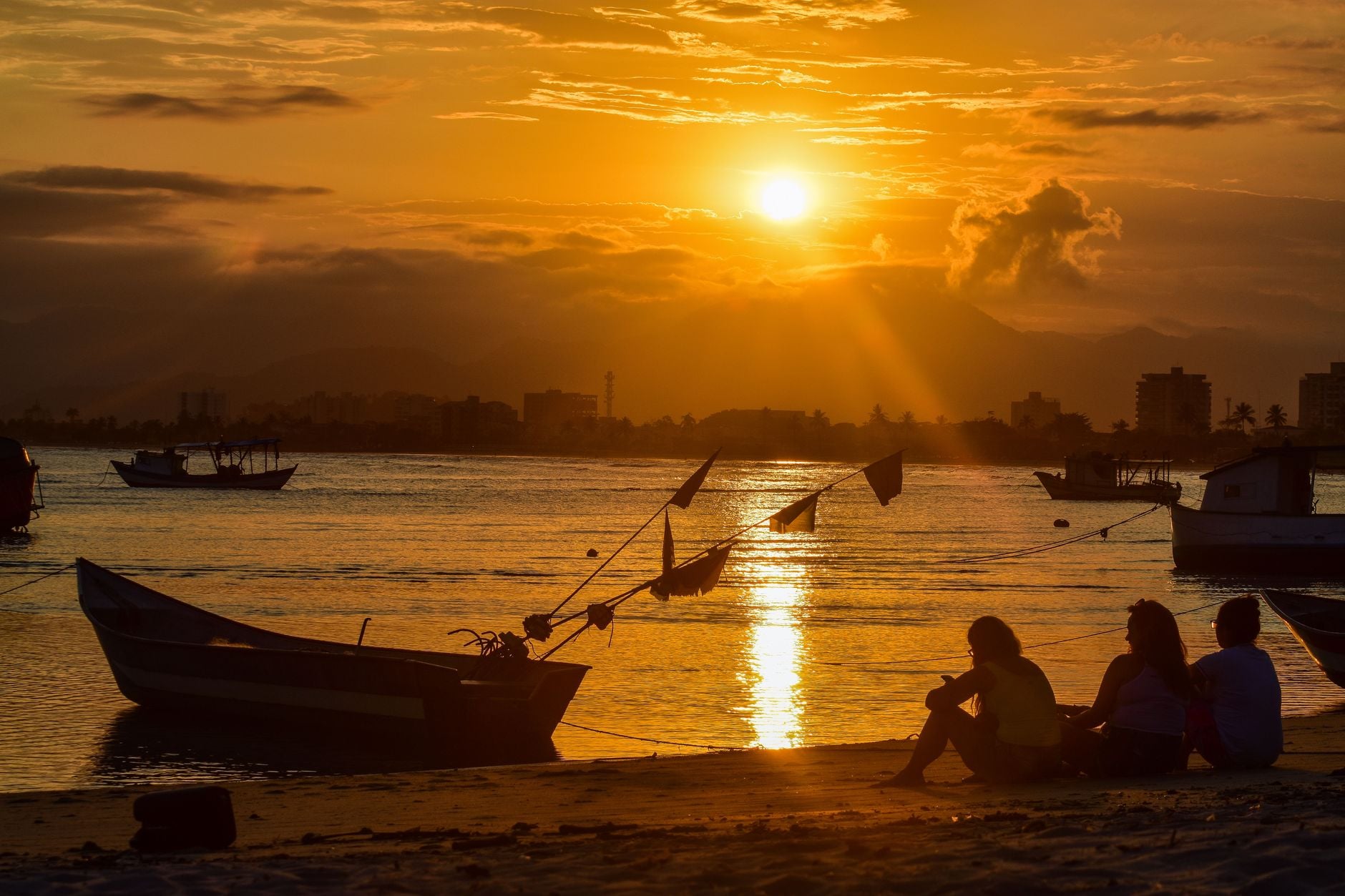 Próximo presidente do Brasil terá pela frente um problema que já afeta milhões de pessoas e pode se tornar ainda mais grave nos próximos anos 4 Desfrute de um pôr do sol sereno na praia de Caraguatatuba, Brasil, com silhuetas e barcos.