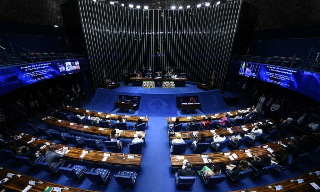 AO VIVO: Senado vota PEC que prevê fim da escala 6x1 1 Salário senador brasil