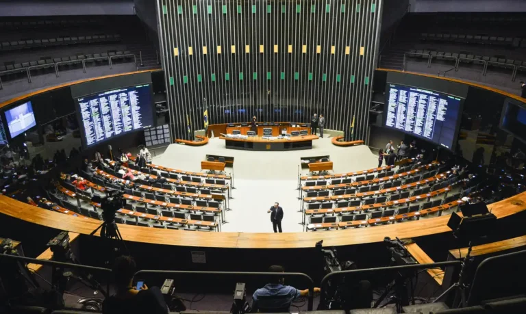 Quando começa o mandato dos deputados federais eleitos nas eleições de 2026?