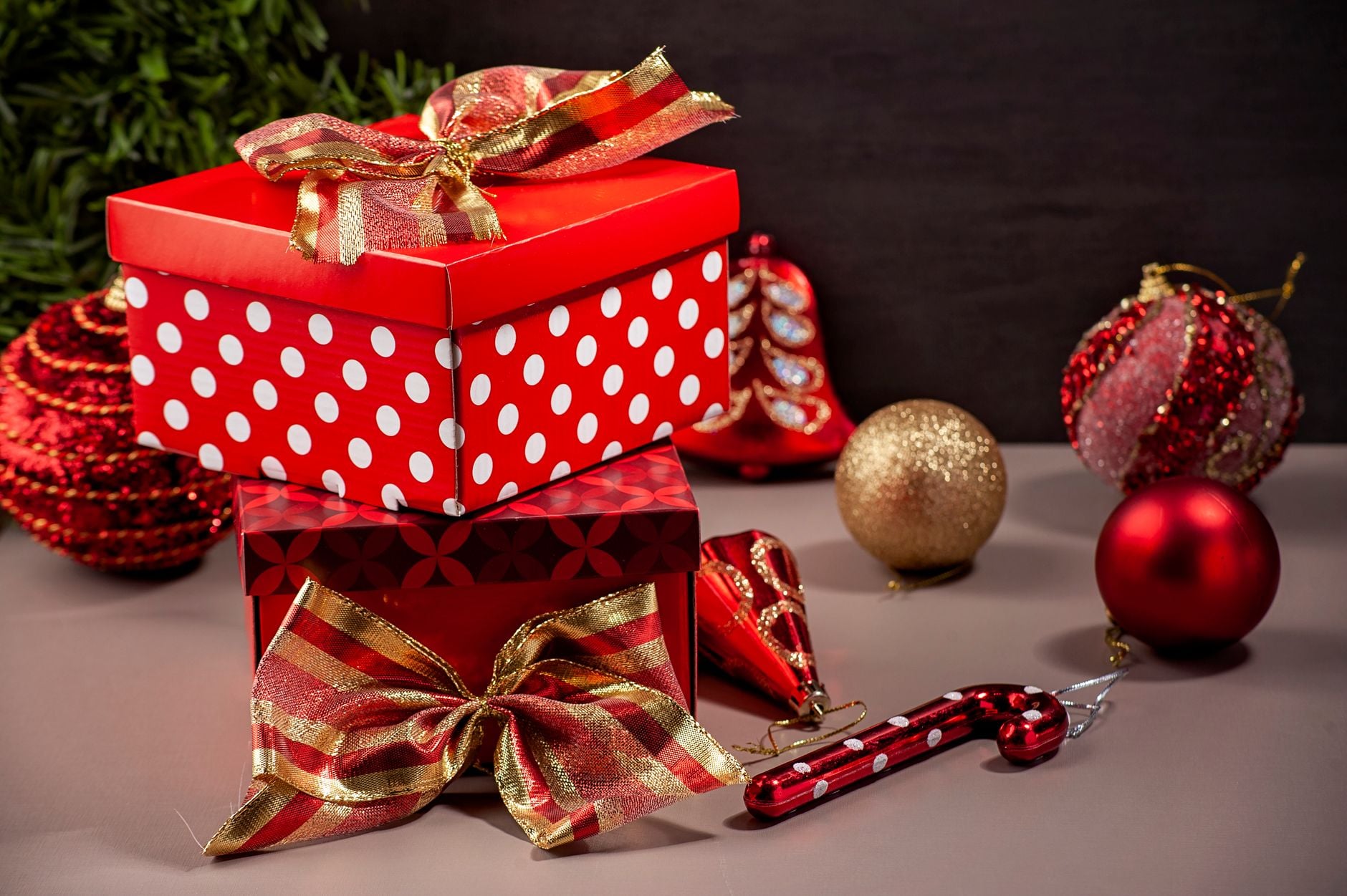 Cena festiva de férias com caixas de presente e enfeites de Natal.