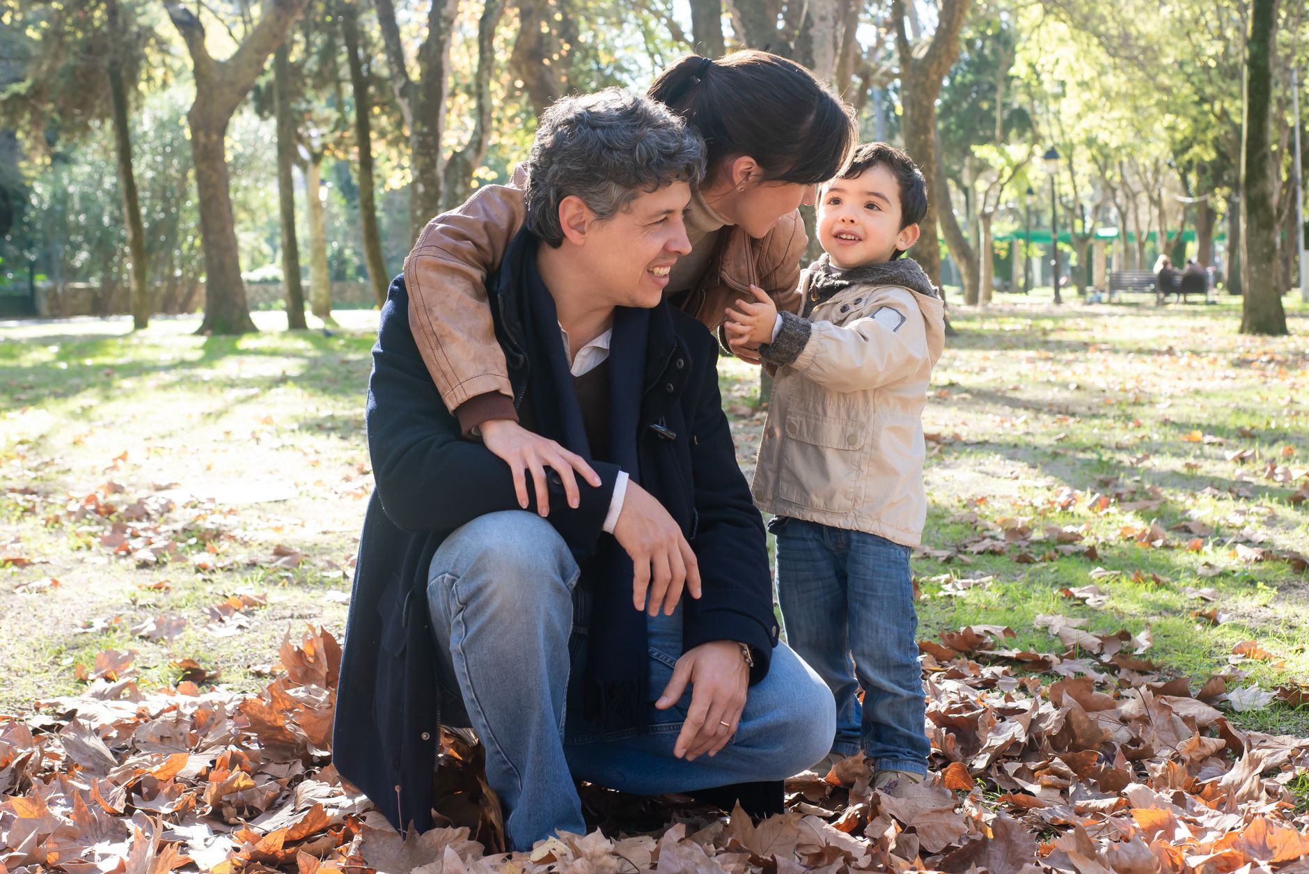 Quando os pais colocam responsabilidades de adultos sobre os filhos ainda pequenos, algumas crianças aprendem a cuidar de todo mundo menos delas mesmas e levam esse comportamento para a vida adulta 1 Uma família aproveitando um dia ensolarado de outono em um parque arborizado.