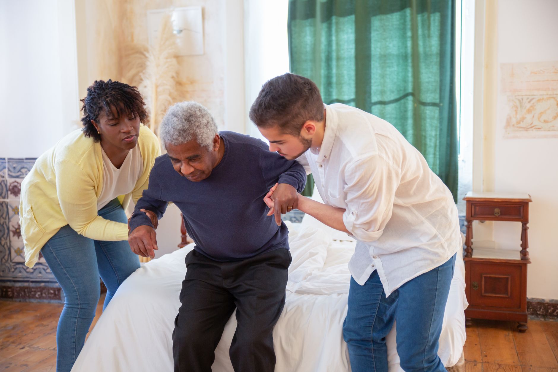 Quando os pais colocam responsabilidades de adultos sobre os filhos ainda pequenos, algumas crianças aprendem a cuidar de todo mundo menos delas mesmas e levam esse comportamento para a vida adulta 9 Um idoso recebendo assistência de cuidadores em um ambiente aconchegante.
