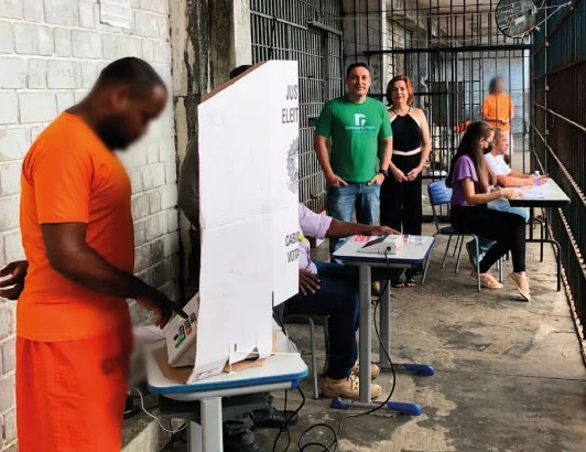 Quem está preso pode votar no Brasil? Entenda o que diz a lei para 2026