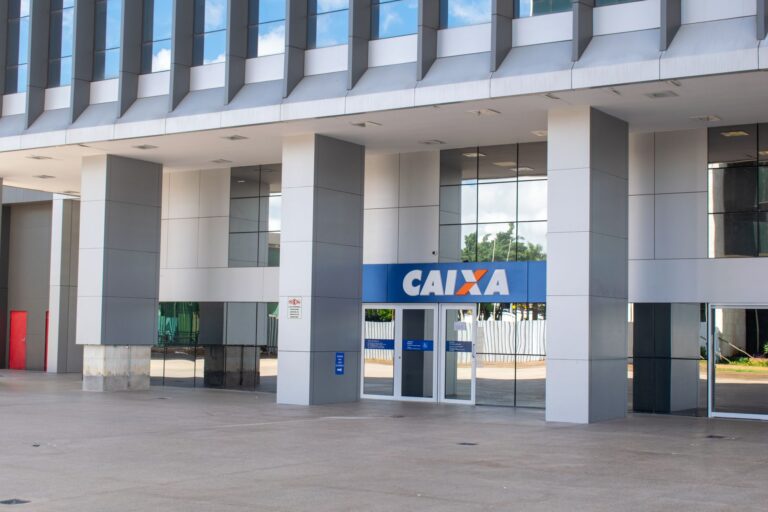 Quem for ao banco na segunda-feira (12/10) pode encontrar as portas fechadas e mudança no atendimento acontece em todo o Brasil por causa do feriado