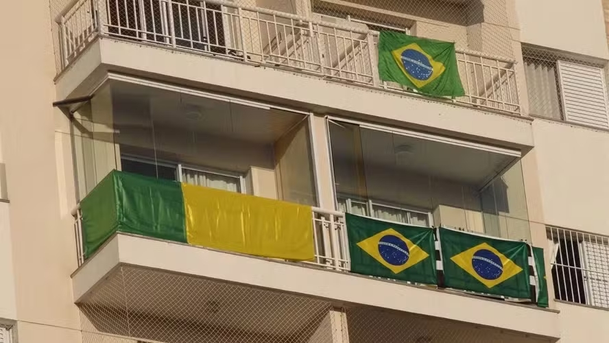 Quem mora em apartamento pode colocar bandeira de partido político, time ou país na janela ou precisa de autorização do condomínio? 1 quem mora em apartamento pode colocar bandeira de parti 1