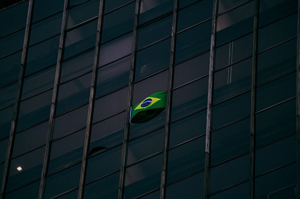 Quem mora em apartamento pode colocar bandeira de partido político, time ou país na janela ou precisa de autorização do condomínio?