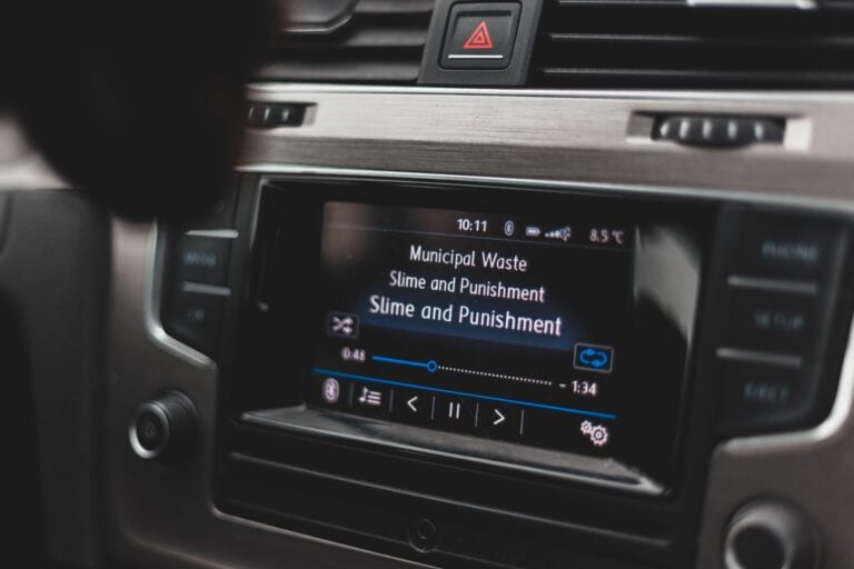 Quem sempre escuta a mesma playlist ou rádio dirigindo pode estar seguindo um padrão explicado pela psicologia