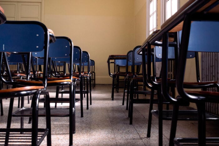 Professora demitida após debate político em sala de aula será indenizada em R$ 15 mil em Minas