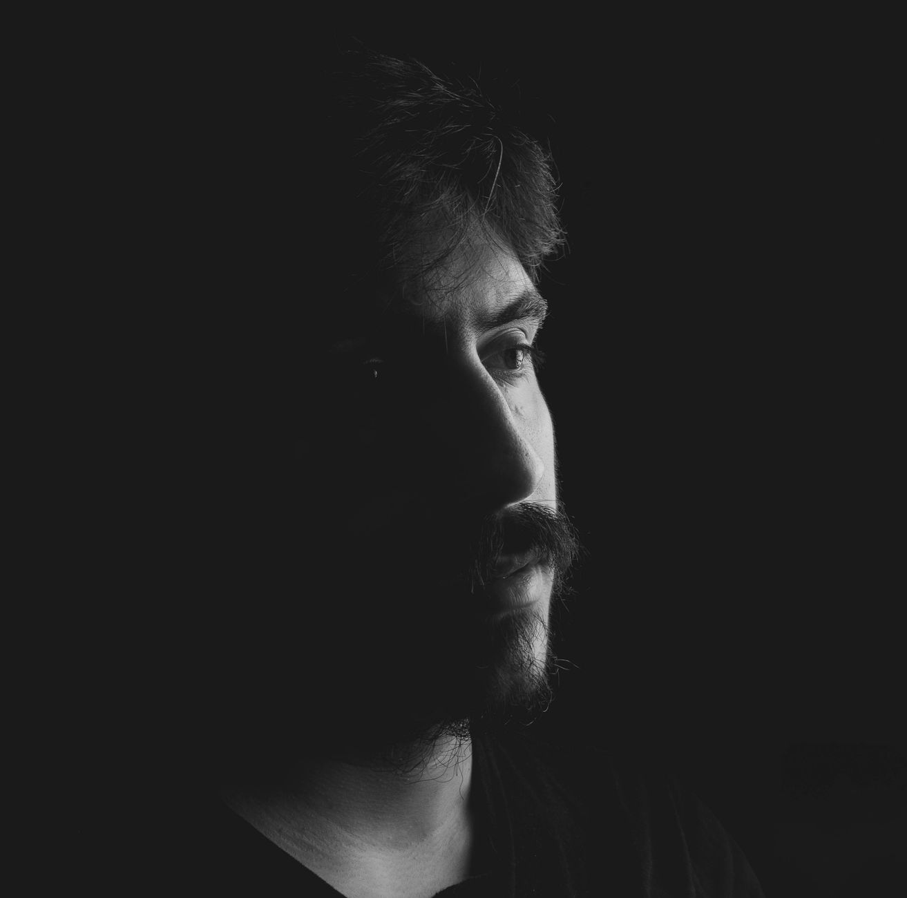 Se você sempre sentiu que não se encaixa muito bem no mundo ao seu redor, prefere poucos amigos e costuma passar muito tempo refletindo sobre a vida, pode ter alguns desses traços associados às chamadas “almas velhas” 2 Intenso retrato em preto e branco de um homem destacando seu bigode e rosto sombreado.