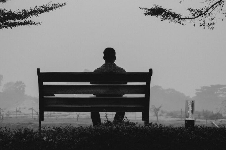 Se você sempre sentiu que não se encaixa muito bem no mundo ao seu redor, prefere poucos amigos e costuma passar muito tempo refletindo sobre a vida, pode ter alguns desses traços associados às chamadas “almas velhas”