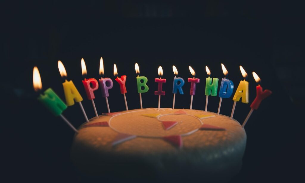 Mãe organizou uma festa de aniversário para o filho, mas um pai pediu para levar outras duas crianças que não tinham sido convidadas, ela aceitou desde que ele pagasse o custo extra, ele confirmou a presença dos três filhos e, no dia da comemoração, ninguém apareceu, deixando um prejuízo de R$ 560