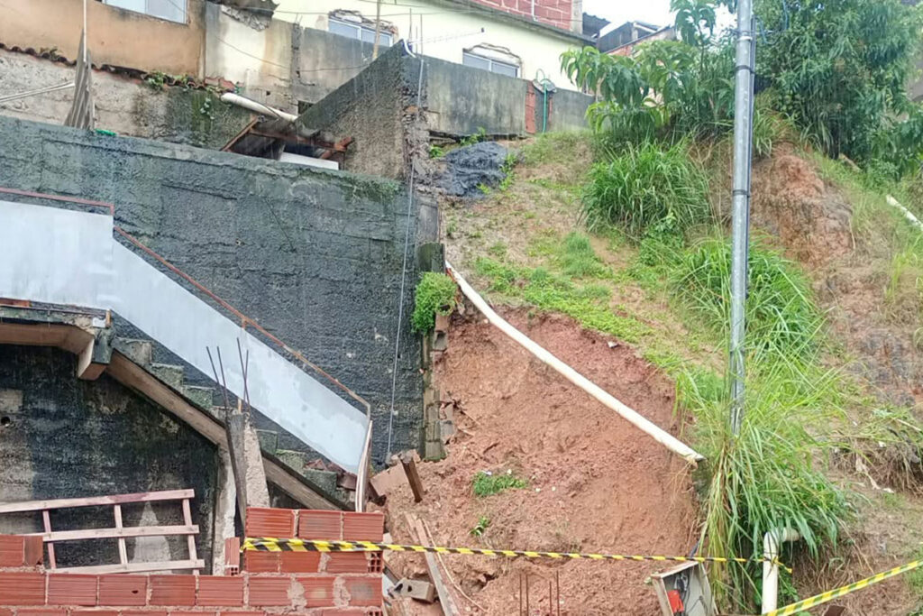 Deslizamento de talude deixa família de 7 isolada no Monte Castelo 1 talude monte castelo