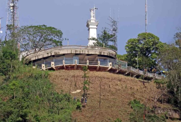 Equipes da Prefeitura realizam serviços de topografia no Morro do Cristo