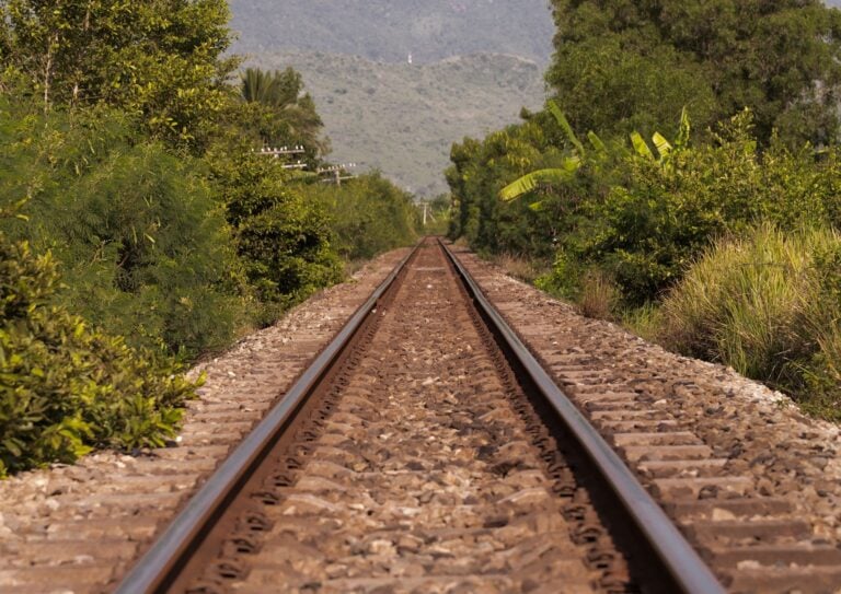 Trem que liga cidades históricas no Brasil terá viagens durante a madrugada: percurso dura cerca de 12 horas, permite chegar ao destino pela manhã e custa a partir de R$ 87