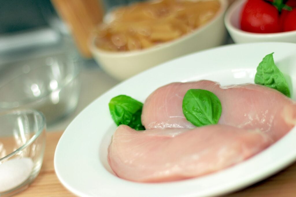 Um detalhe na bandeja pode indicar que o frango foi descongelado e congelado de novo: saiba identificar