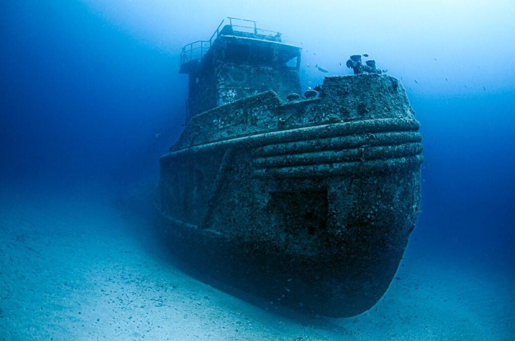 Um navio afundou há cerca de 4.700 anos e permaneceu esquecido no fundo do mar até que arqueólogos encontraram dezenas de vasos antigos, alguns ainda com resíduos, revelando pistas sobre uma viagem da Idade do Bronze