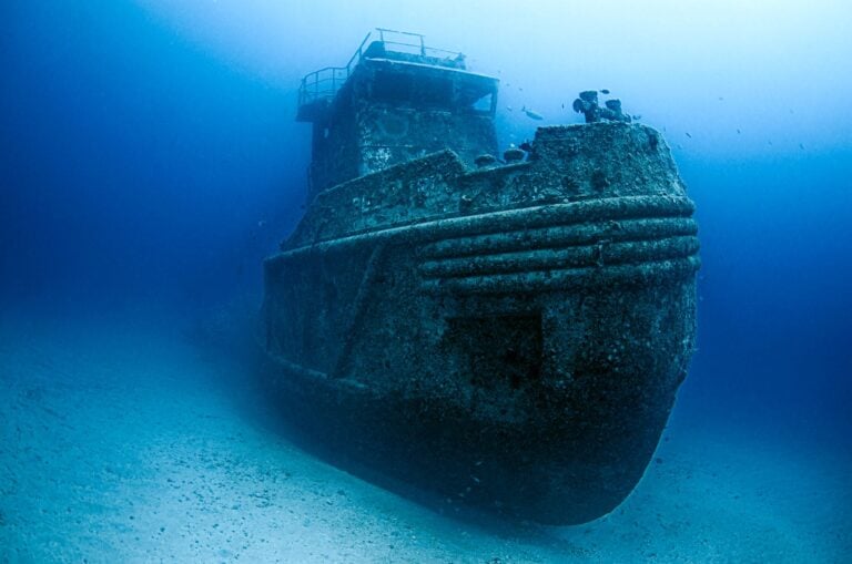Um navio afundou há cerca de 4.700 anos e permaneceu esquecido no fundo do mar até que arqueólogos encontraram dezenas de vasos antigos, alguns ainda com resíduos, revelando pistas sobre uma viagem da Idade do Bronze