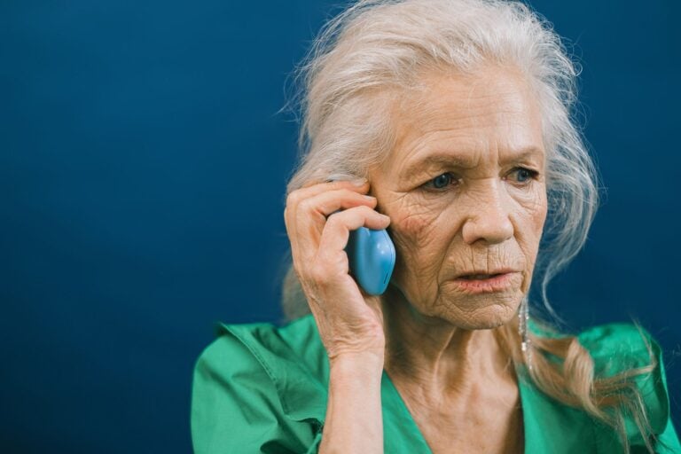 Uma aposentada pensou que tinha criado uma ligação especial com um dos atores mais famosos de Hollywood, mas a conversa virtual acabou se transformando em um prejuízo de R$ 75 mil