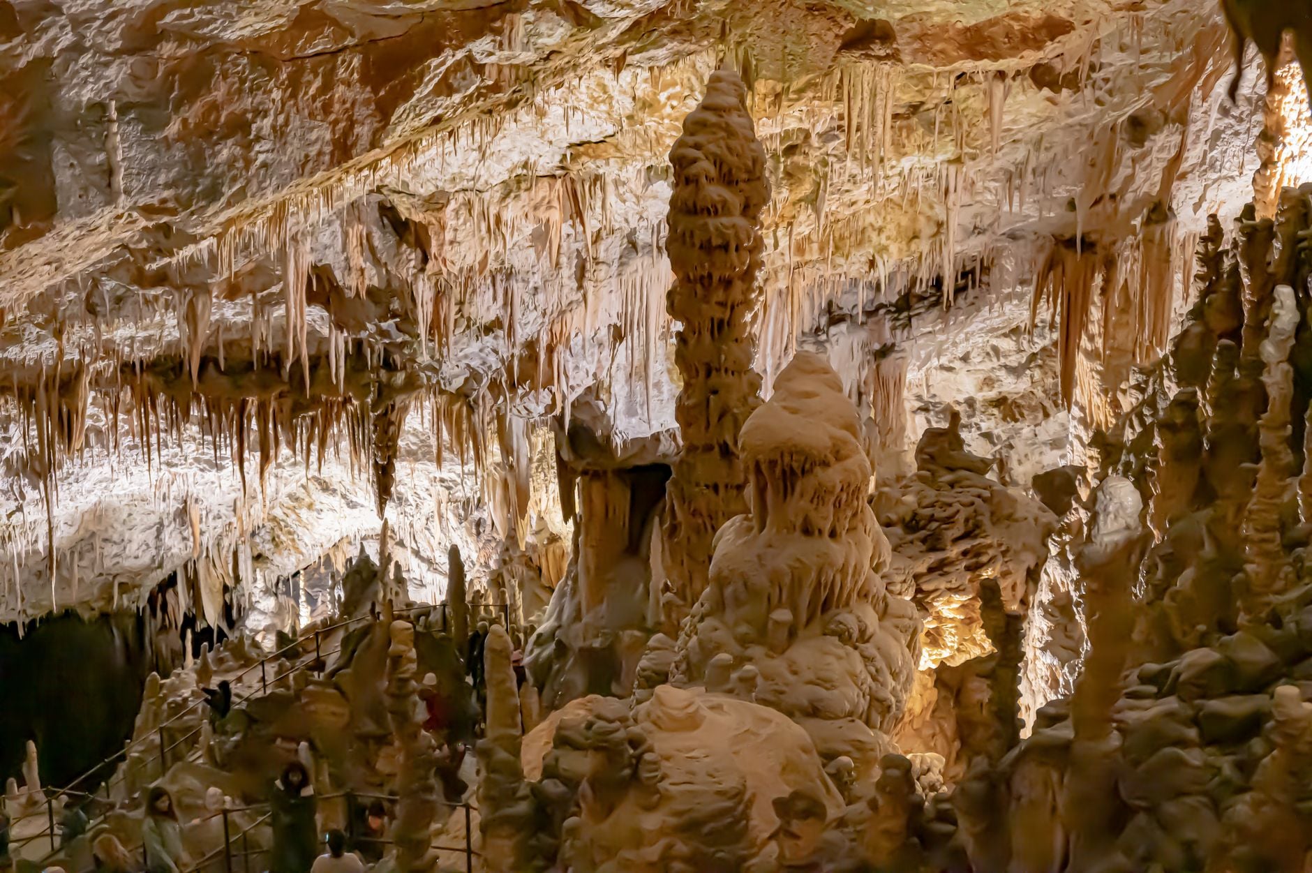 Uma descoberta escondida em caverna do Brasil revela que a América do Sul está aquecendo 2,5 vezes mais rápido do que as mudanças naturais dos últimos 20 mil anos 1 Explore as impressionantes estalactites e estalagmites dentro da Caverna de Postojna, Eslovênia.