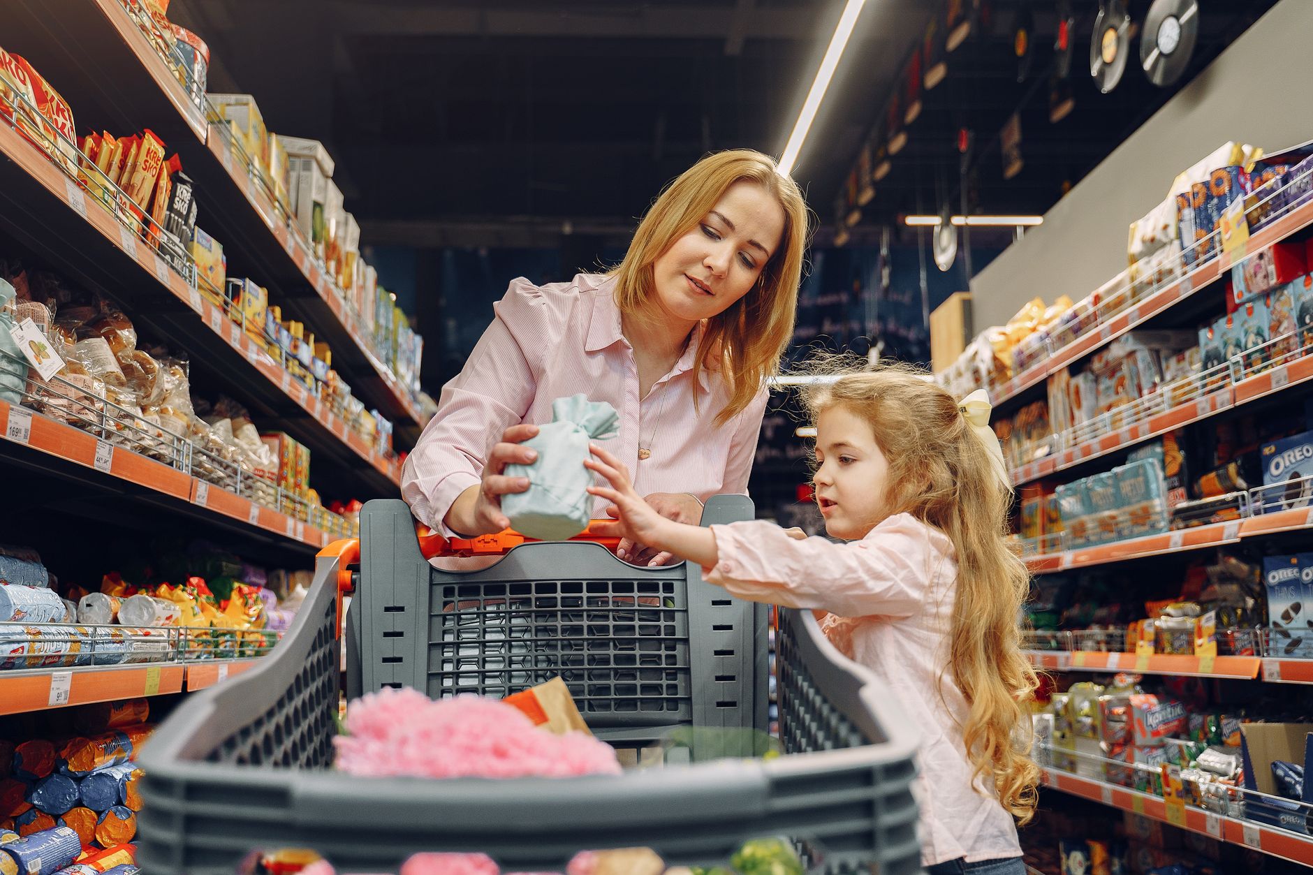 Uma nova estratégia para fazer compras no supermercado usa apenas os números 5-4-3-2-1 e pode ajudar quem costuma gastar mais do que deveria ou comprar alimentos demais 1 Uma mãe e filha fazendo compras juntas em um corredor de supermercado, desfrutando de momentos de qualidade.
