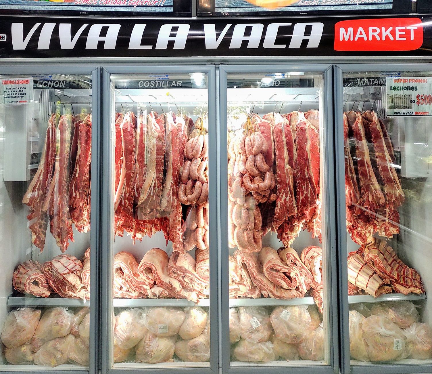 Uma nova estratégia para fazer compras no supermercado usa apenas os números 5-4-3-2-1 e pode ajudar quem costuma gastar mais do que deveria ou comprar alimentos demais 3 Cortes frescos de carne e linguiças em uma exibição de refrigerador de mercado bem iluminada.