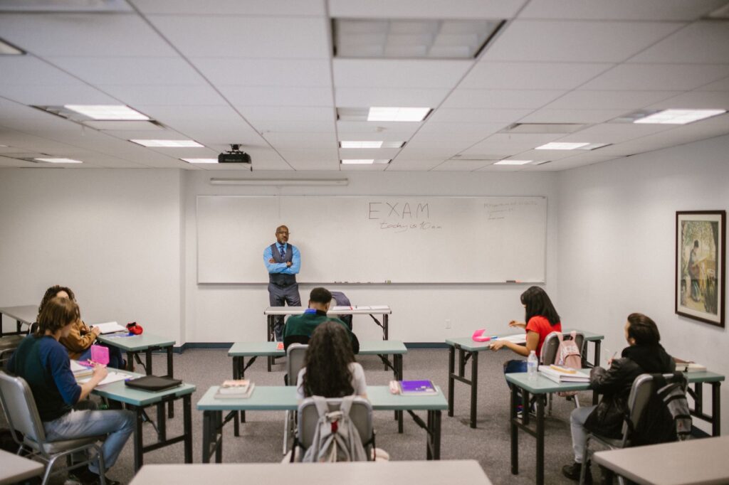 Universidade alegou que as aulas de um professor foram canceladas e ele ficou 20 meses sem receber salário e sem ter turmas para dar aulas, agora, decisão determina pagamento dos valores atrasados e mais R$ 5 mil por danos morais
