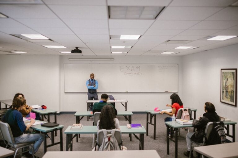 Universidade alegou que as aulas de um professor foram canceladas e ele ficou 20 meses sem receber salário e sem ter turmas para dar aulas, agora, decisão determina pagamento dos valores atrasados e mais R$ 5 mil por danos morais