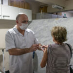 Pessoas com 85 anos ou mais começam a receber vacina contra pneumonia em Juiz de Fora