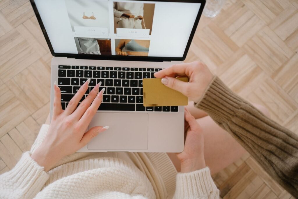 Você comprou roupas pela internet nos últimos dias? Ataque a lojas brasileiras capturava cartões e CPFs durante o pagamento