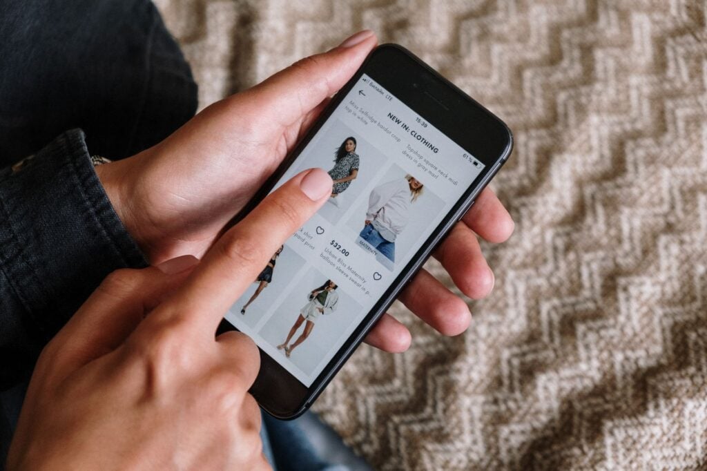 Você conversa sobre um produto e, pouco depois, aparece um anúncio dele no celular; será que os aplicativos estão ouvindo suas conversas? Veja como descobrir