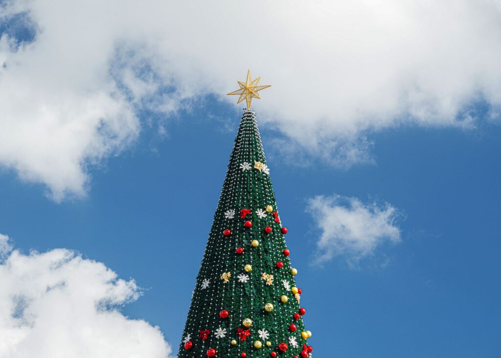 Você costuma montar a árvore de Natal logo no início de novembro? A tradição cristã segue outro calendário e tem uma explicação para o momento considerado ideal para enfeitar a casa